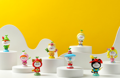 MINISO Blind Box: White figurines in costume against yellow background